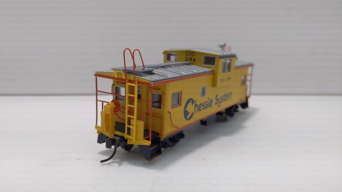 Atlas 20000558 HO Scale Chessie Extended Vision Caboose #3194