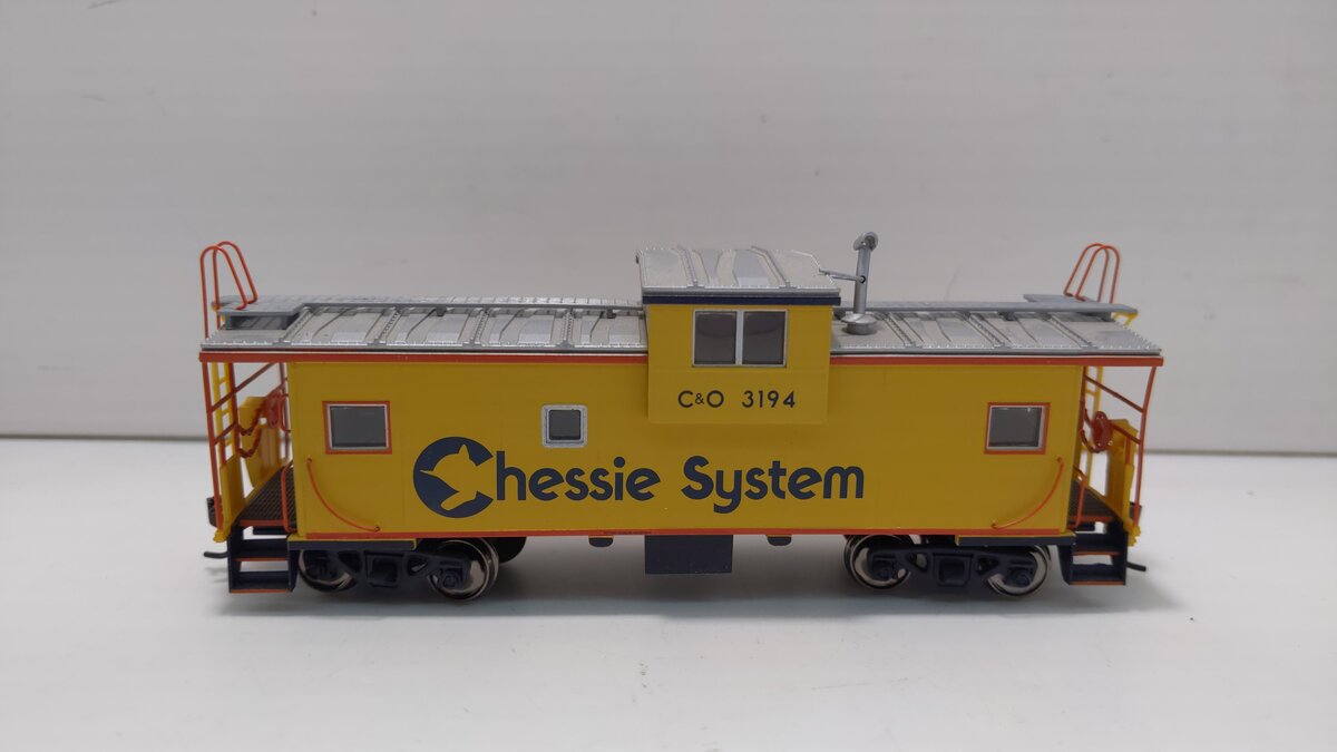 Atlas 20000558 HO Scale Chessie Extended Vision Caboose #3194