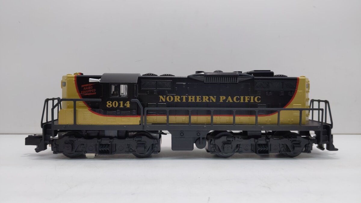 American Flyer 6-48014 S Scale Northern Pacific GP-9 Diesel Locomotive #8014 LN/Box