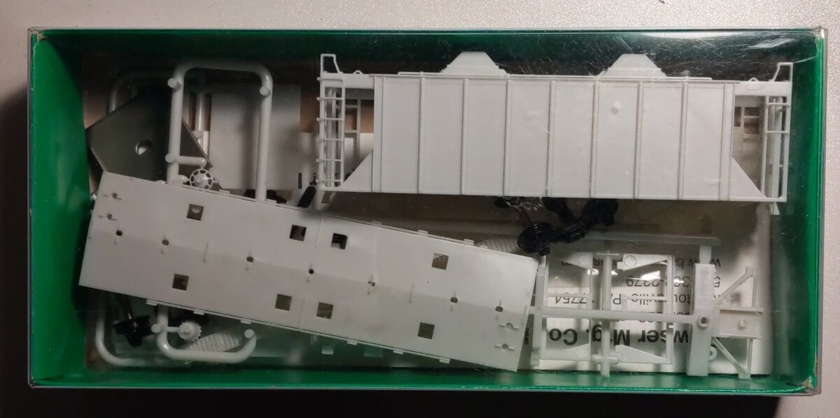 Bowser 56100 HO Scale Undecorated 70 Ton 2-Bay Closed Side Covered Hopper Kit