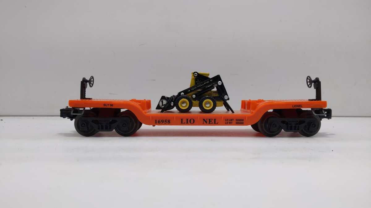 Lionel 6-16958 O Gauge Lionel Flatcar w/an Ertl New Holland Loader LN/Box
