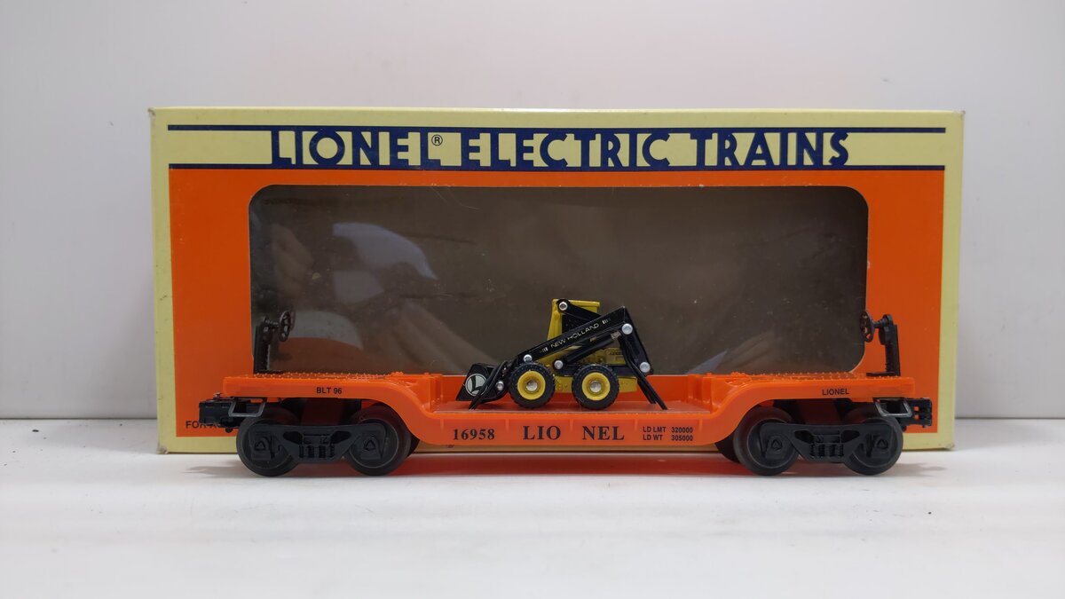 Lionel 6-16958 O Gauge Lionel Flatcar w/an Ertl New Holland Loader LN/Box