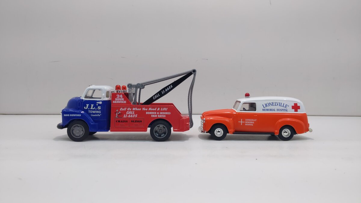 Eastwood Automobilia 426000 1:43 Die-Cast Ambulance & Tow Truck LN/Box