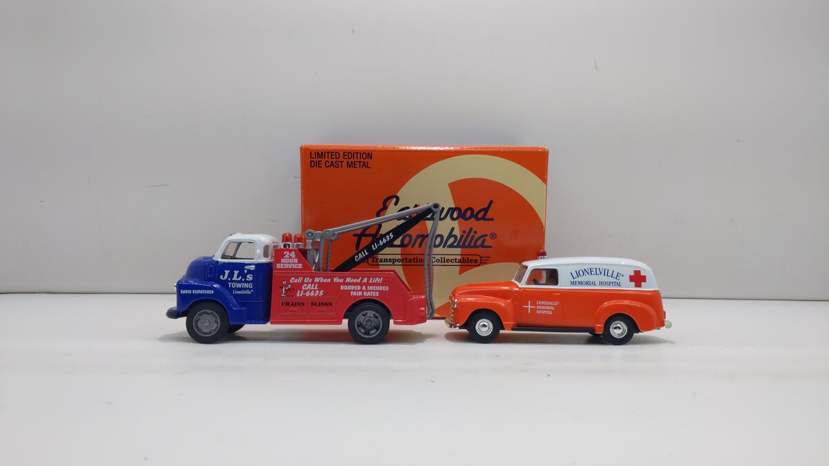 Eastwood Automobilia 426000 1:43 Die-Cast Ambulance & Tow Truck LN/Box