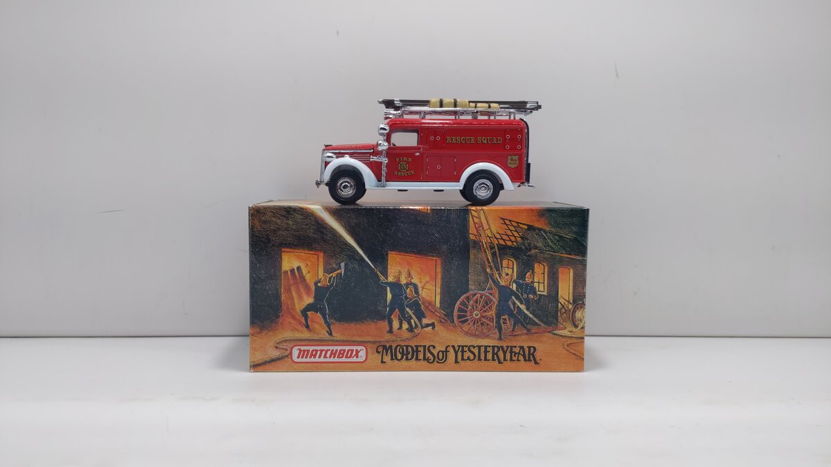Matchbox YFE10 1:43 Scale 1937 Red / White GMC Rescue Squad Van Diecast Model