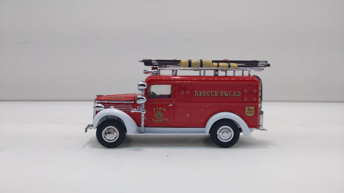 Matchbox YFE10 1:43 Scale 1937 Red / White GMC Rescue Squad Van Diecast Model