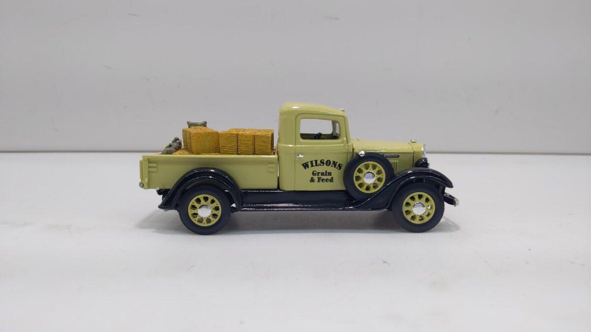 Matchbox YYM38039 1:43 Scale Wilson's Grain & Feed 1934 International Pickup
