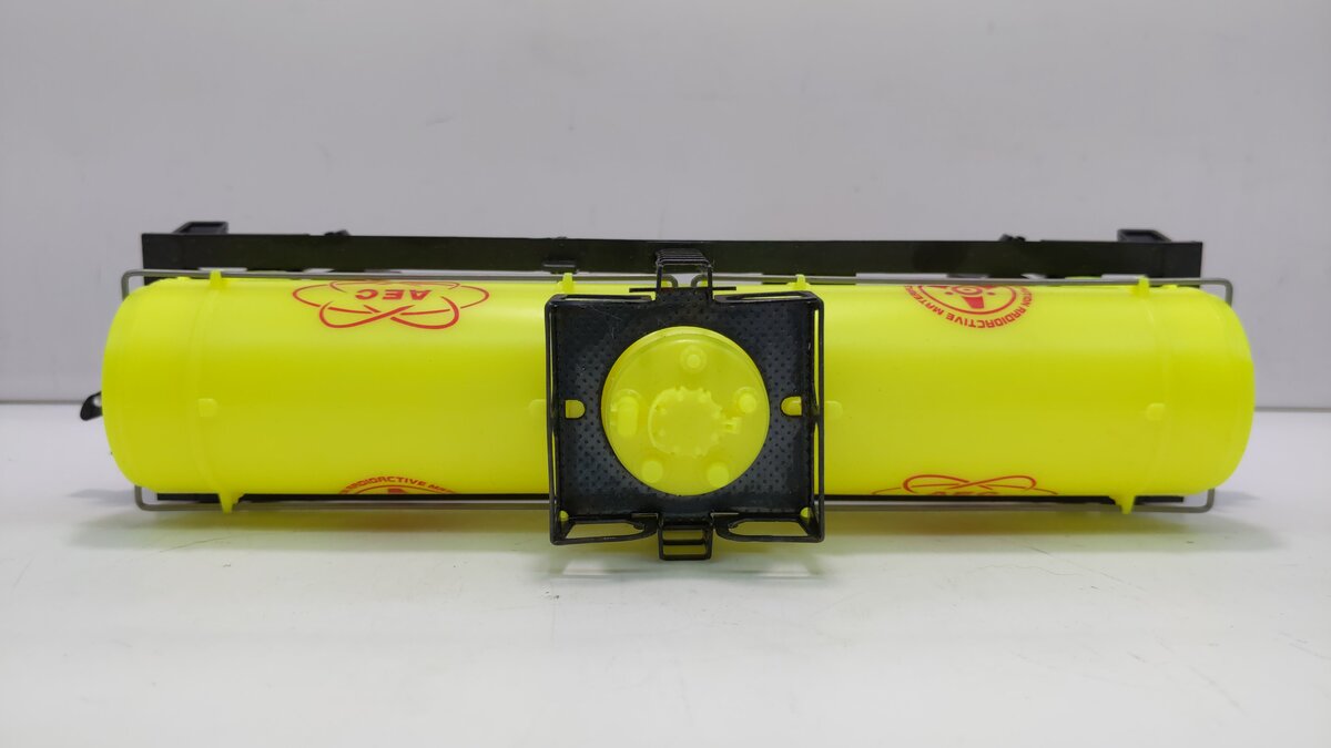 Lionel 6-26102 O Gauge AEC Glow in the Dark Single Dome Tank Car LN/Box