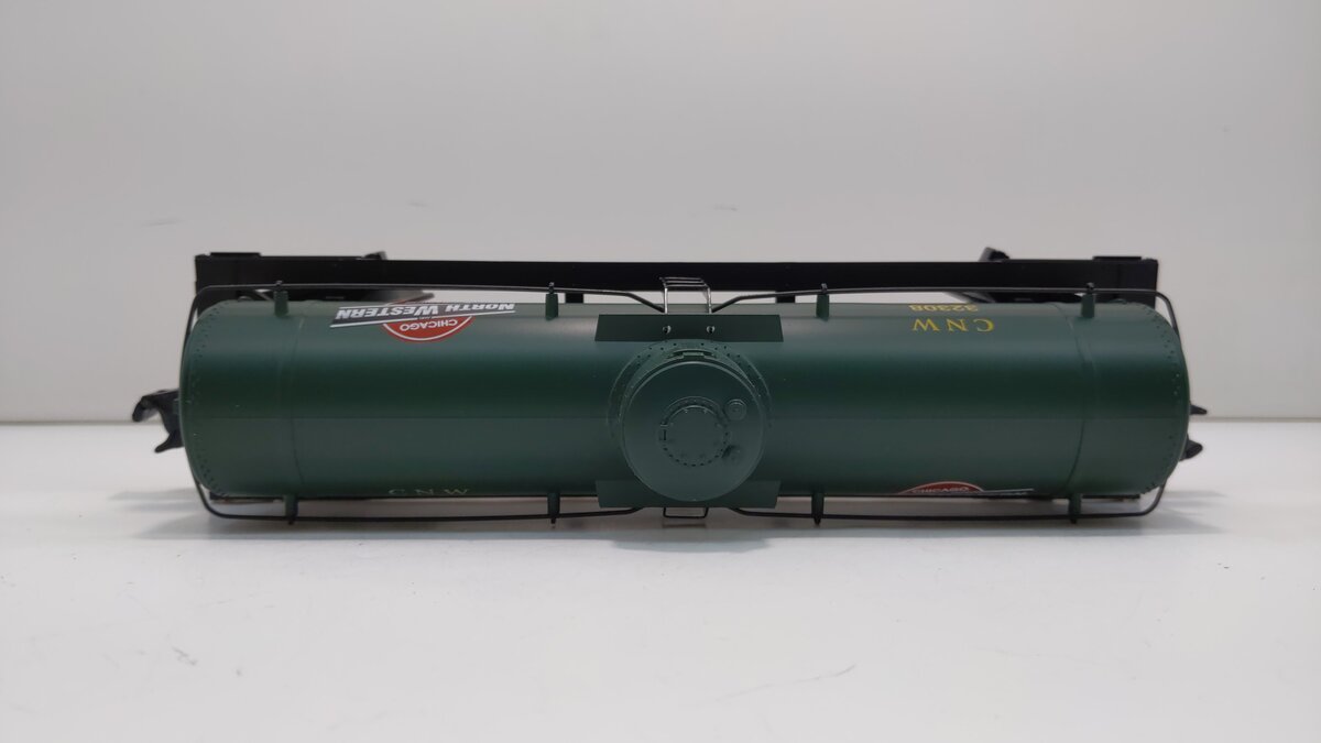 MTH 30-7307 O Gauge Chicago & Northwestern Semi-Scale Tank Car #32308 NIB