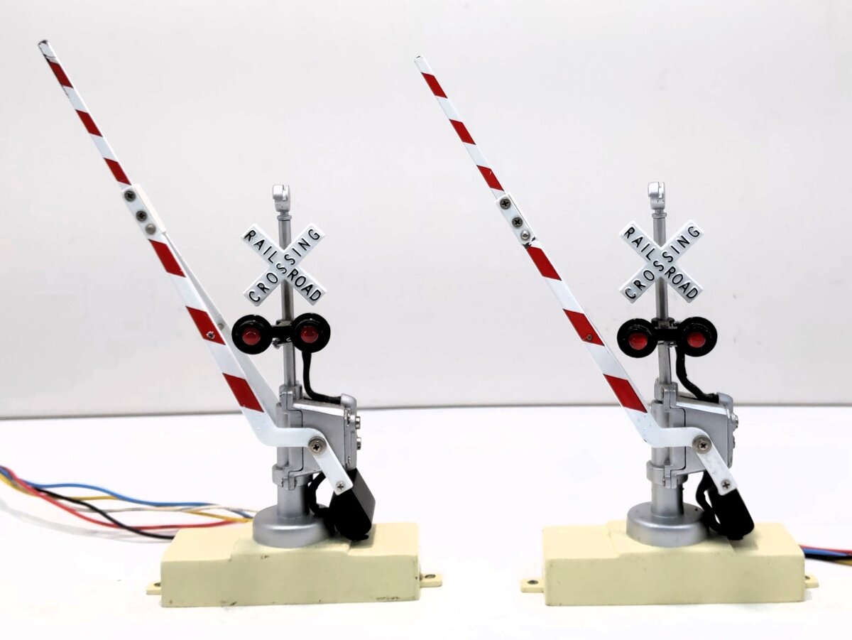 MTH 30-11012 O Gauge Operating Crossing Gates Signal (Box of 2) EX/Box