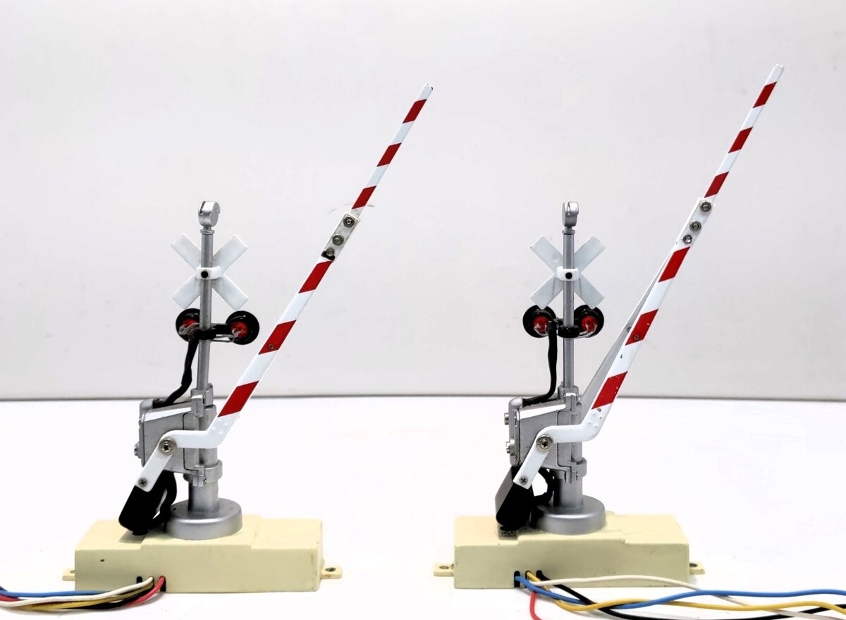 MTH 30-11012 O Gauge Operating Crossing Gates Signal (Box of 2) LN/Box