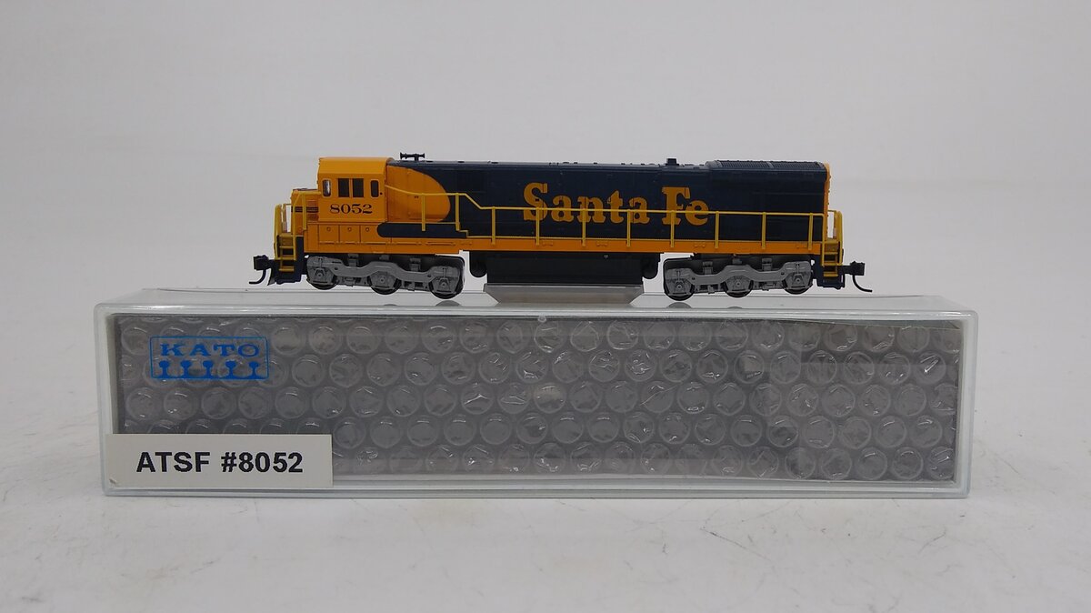 Kato 176-0944 N Santa Fe Warbonnet C30-7 Diesel Locomotive #8052