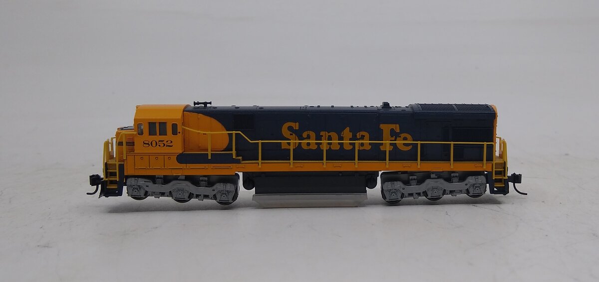 Kato 176-0944 N Santa Fe Warbonnet C30-7 Diesel Locomotive #8052