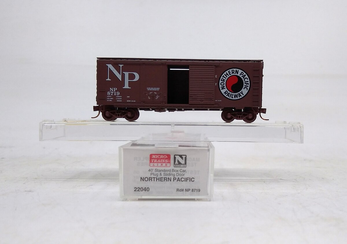 Micro-Trains 02200040 N Northern Pacific 40' Plug & Sliding Door Boxcar #8719 LN/Box