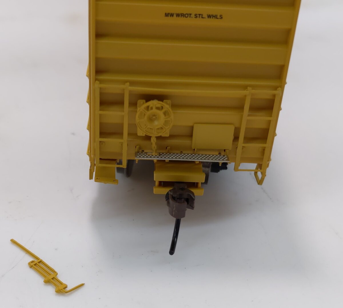 Athearn 16117 HO Milwaukee Road RTR FMC 60' Hi-Cube Ex-Post Boxcar #4222