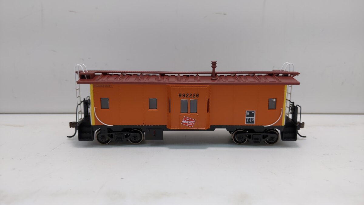 Roundhouse 90264 HO Milwaukee Road Bay Window Caboose #992226