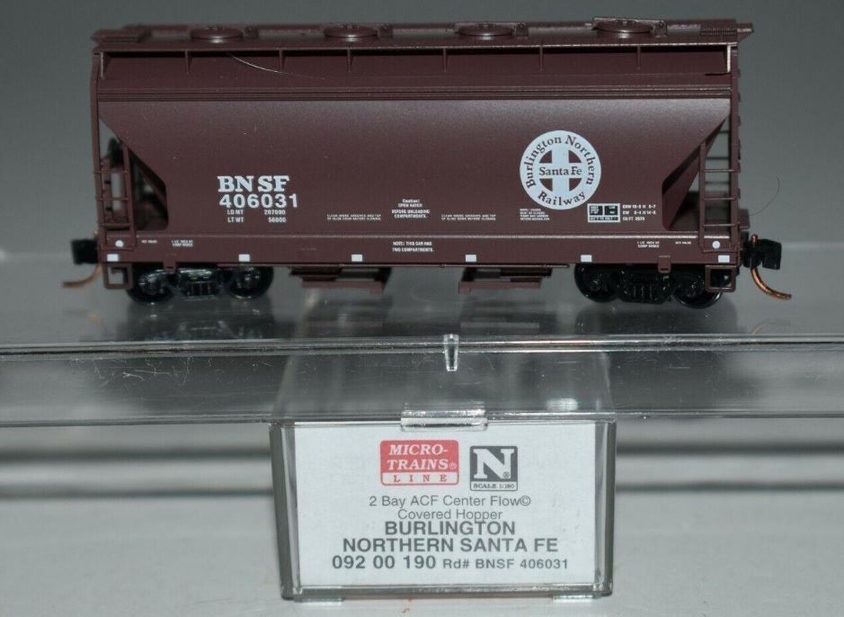 Micro-Trains 09200190 N Scale BNSF 2-Bay ACF Center Flow Covered Hopper #406031