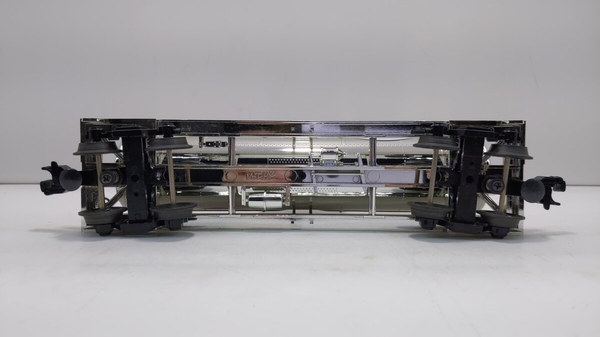MTH 33-7308 O Gauge Esso Chrome Tank Car #5550 LN/Box