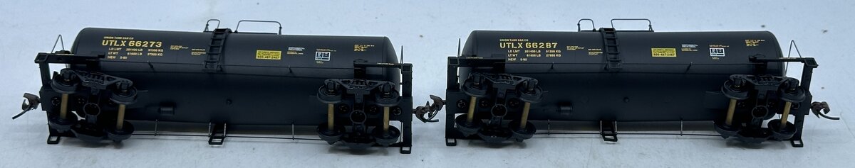 Walthers 932-27201 HO Scale UTLX 16K Gallon Tank Car Pack (Pack of 2) LN/Box
