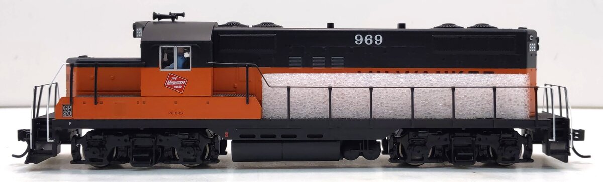 Walthers 910-10408 MILW GP9 Low Hood Diesel Locomotive #969