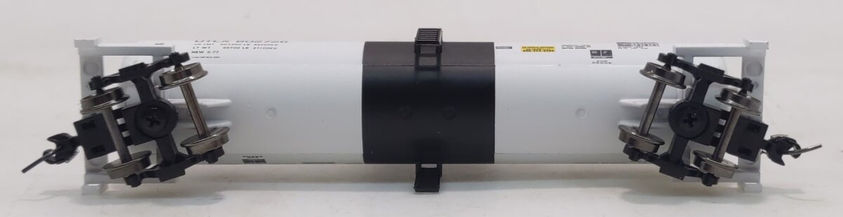 Athearn 12233 N UTLX RTC 20,900-Gallon Tank #802726 (Black & White)