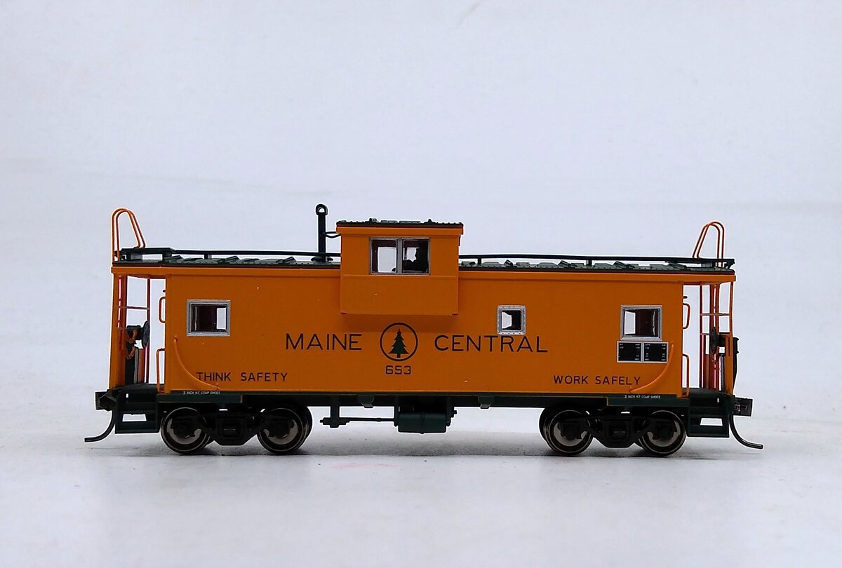 Atlas 20000562 HO Scale MEC Extended Vision Caboose #653
