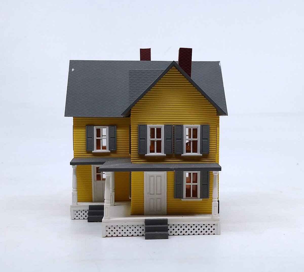 Model Power 587 HO Scale Grandma Moses' House Assembled Lighted W/2 Figures