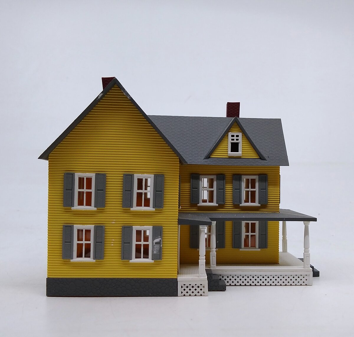 Model Power 587 HO Scale Grandma Moses' House Assembled Lighted W/2 Figures