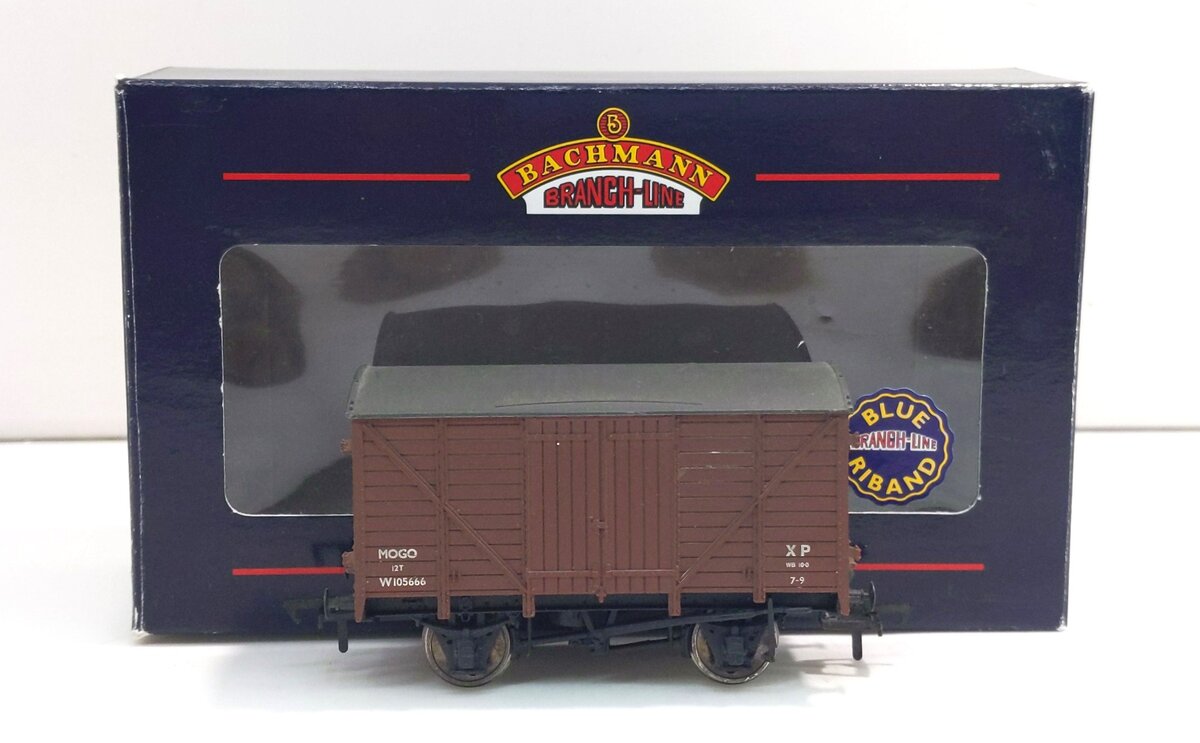 Bachmann 37-777 OO British Rail Weathered 12-Ton Brown Mogo Van #W105666 LN/Box