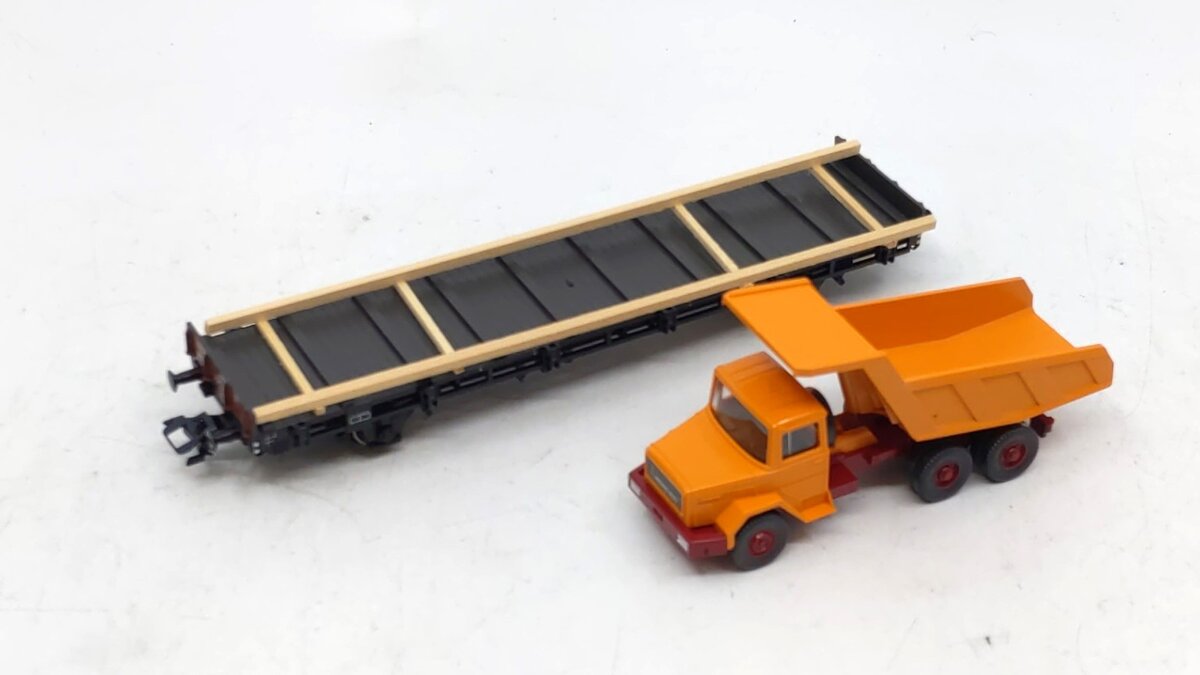 Trix 24067 HO Scale Deutsche Bundesbahn Flat Car w/ Truck LN/Box