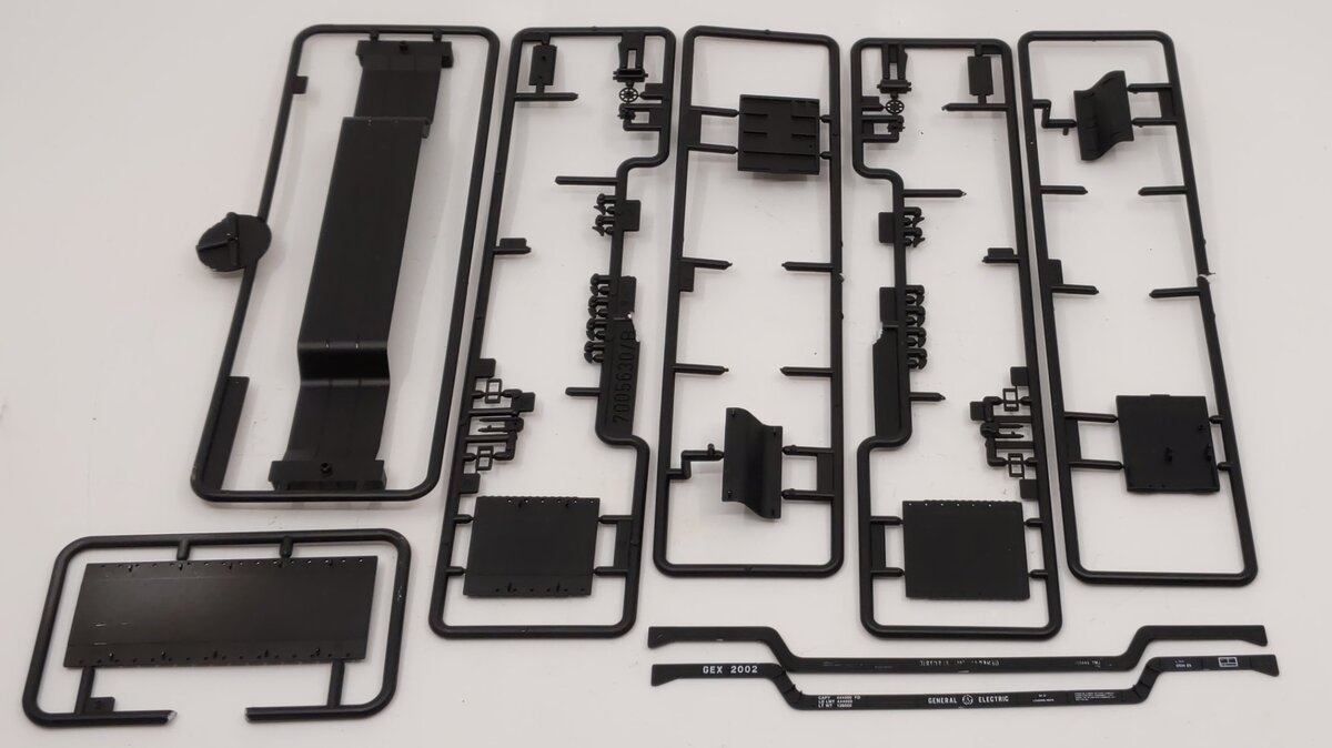 Walthers 932-5636 HO GE 75' Depressed Center Four Truck Flat Car Road # 2002 Kit