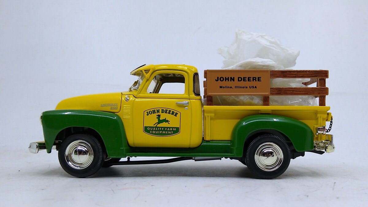 Ertl 5944CO 1:24 John Deere Dealership 1950 Chevy Pickup Truck NIB