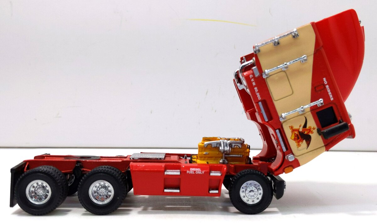 Matchbox 1:58 Die-Cast Budweiser Freightliner Tractor Trailer LN