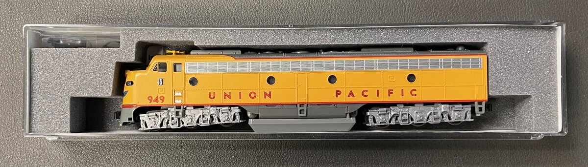 Kato 176-5324 N Union Pacific EMD E8A Diesel Locomotive #949