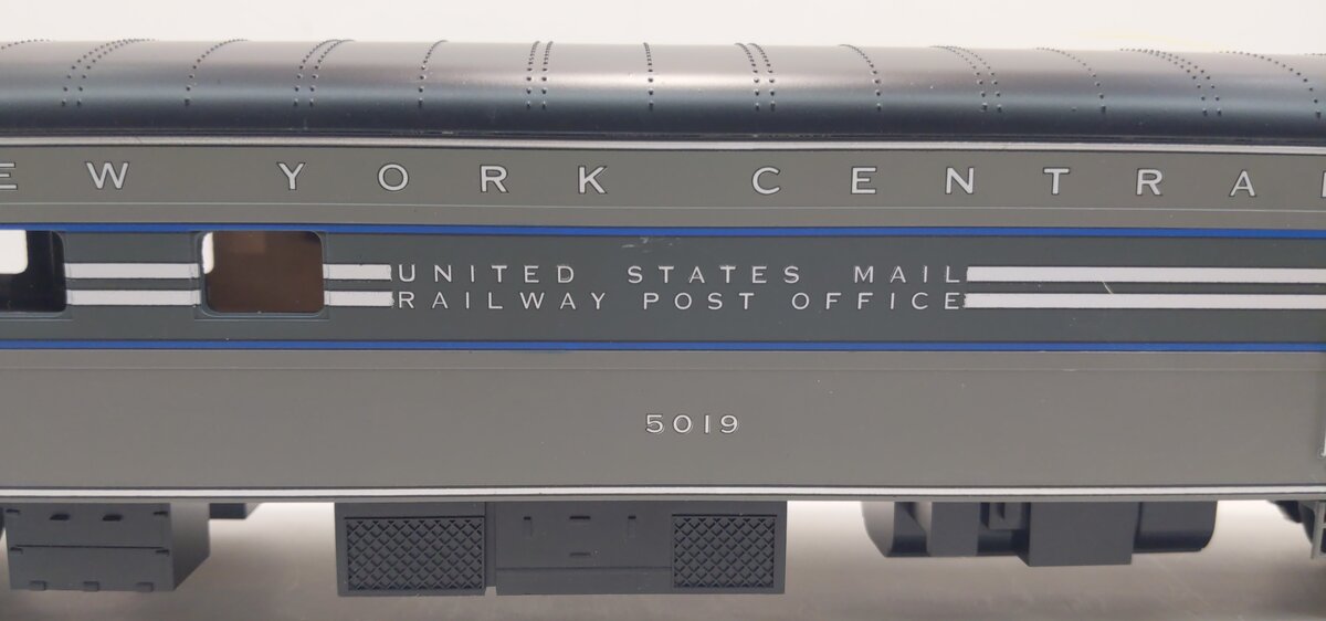 MTH 20-68236 O Gauge New York Central 70' Smooth Streamlined RPO Passenger Car