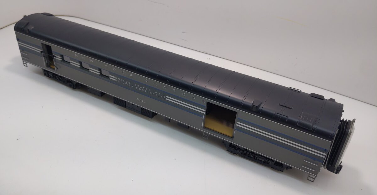 MTH 20-68236 O Gauge New York Central 70' Smooth Streamlined RPO Passenger Car
