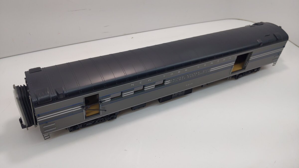 MTH 20-68236 O Gauge New York Central 70' Smooth Streamlined RPO Passenger Car
