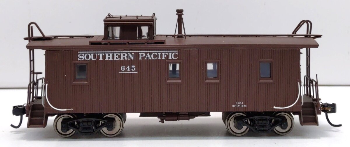 Walthers 920-103105 HO Southern Pacific 30' Class C-30-1 Wood Caboose RTR #645