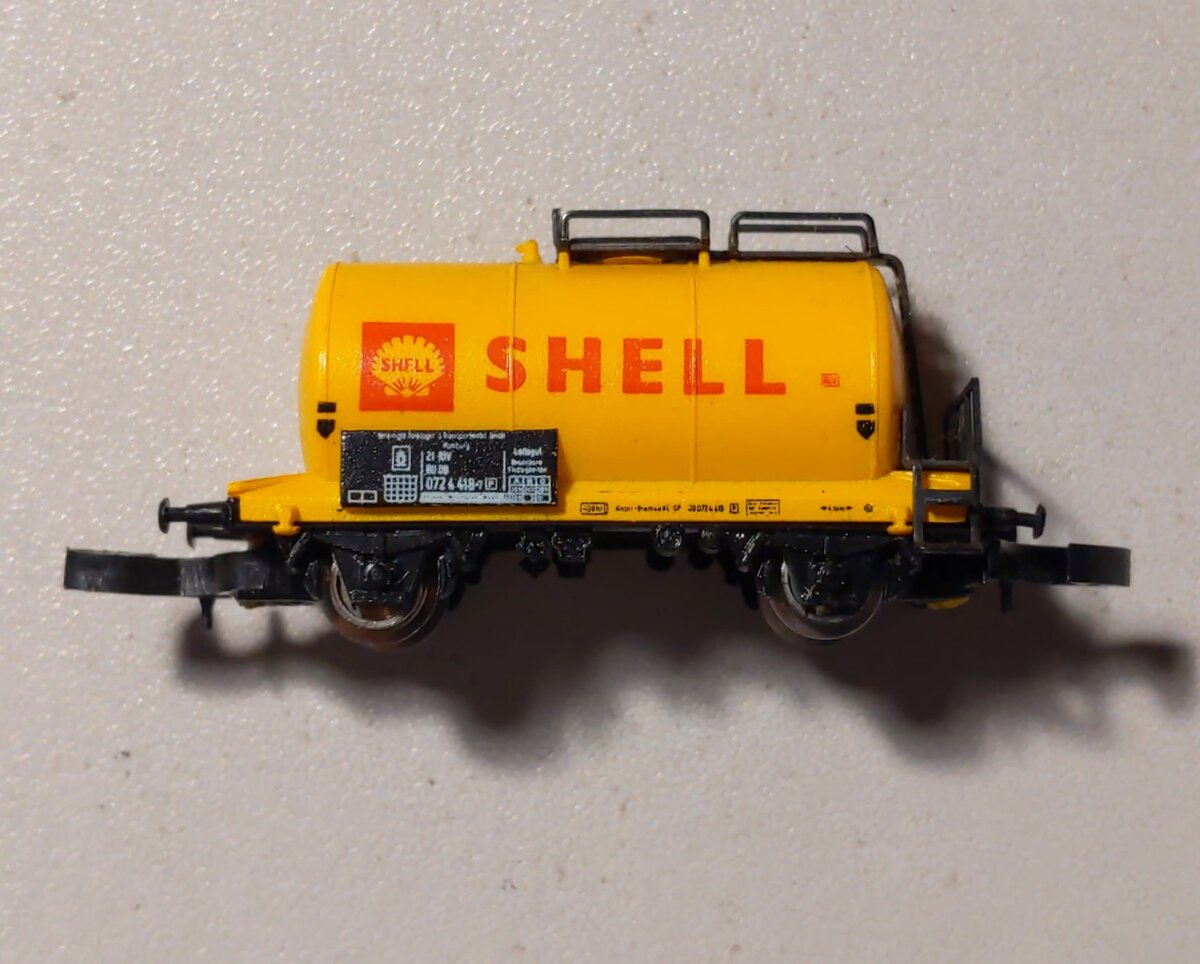 Marklin 8611 Z Scale DB Shell Petroleum Oil 2-Axle Tank Car