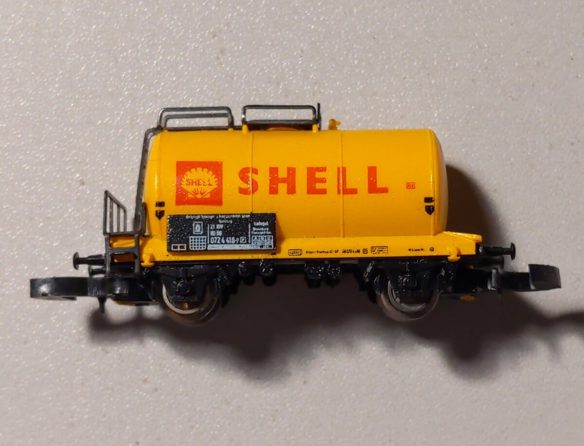 Marklin 8611 Z Scale DB Shell Petroleum Oil 2-Axle Tank Car