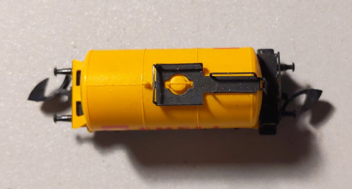 Marklin 8611 Z Scale DB Shell Petroleum Oil 2-Axle Tank Car
