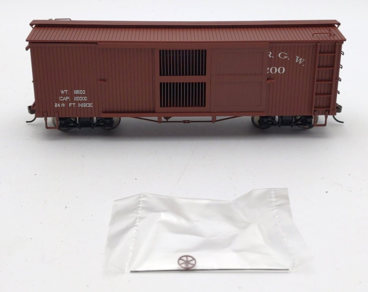Bachmann Spectrum 27618 On30 D&RGW Ventilated Box Car #2200 – Trainz