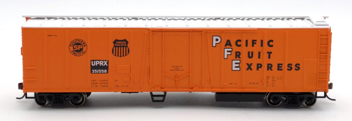 Roundhouse 87869 HO Union Pacific 50' Ex Post Mechanical Reefer #351558