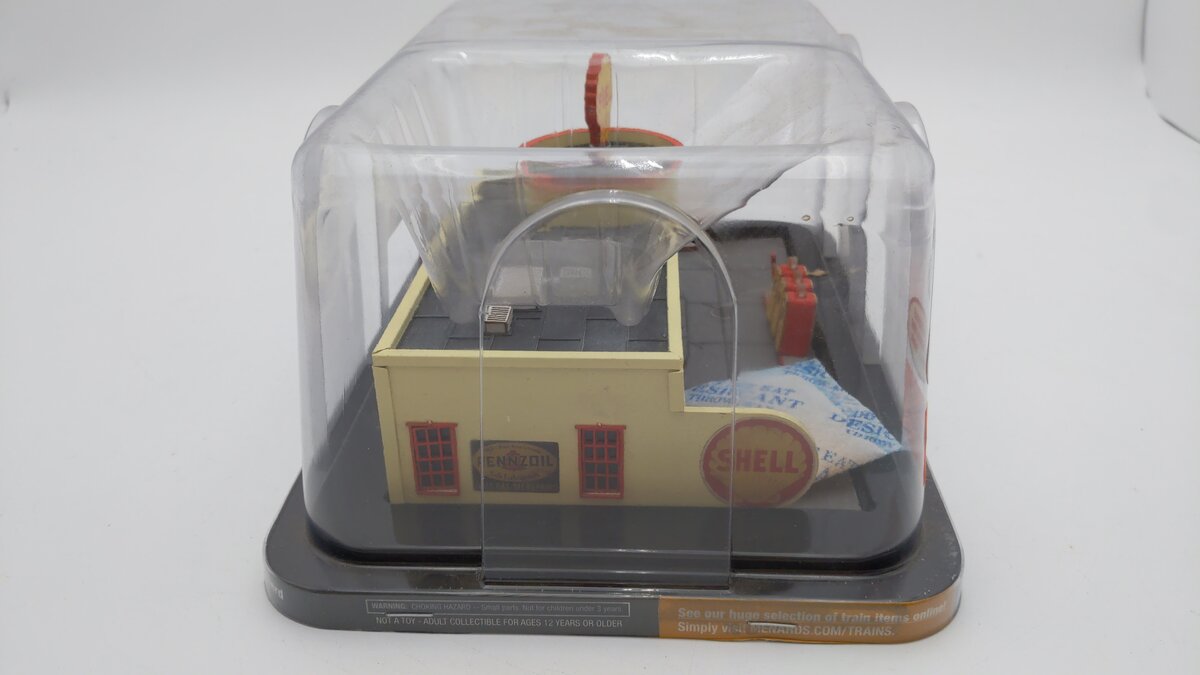 Menards 279-5017 HO Wally's Service Station Pre-Built W/3 Figures/Light Function