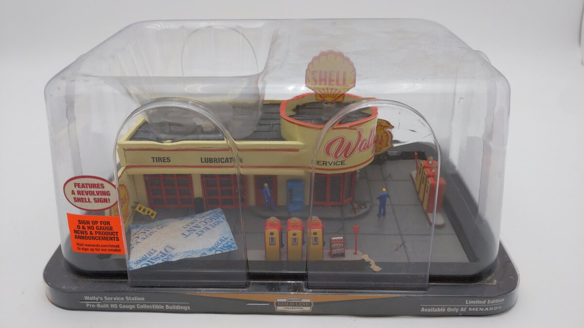 Menards 279-5017 HO Wally's Service Station Pre-Built W/3 Figures/Light Function