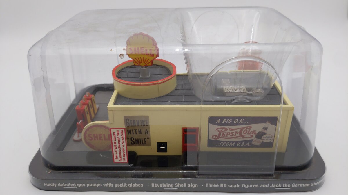 Menards 279-5017 HO Wally's Service Station Pre-Built W/3 Figures/Light Function