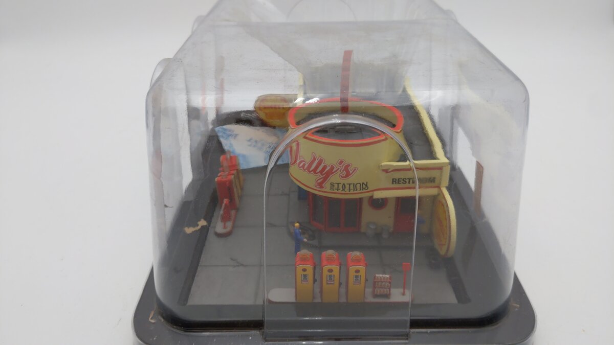Menards 279-5017 HO Wally's Service Station Pre-Built W/3 Figures/Light Function