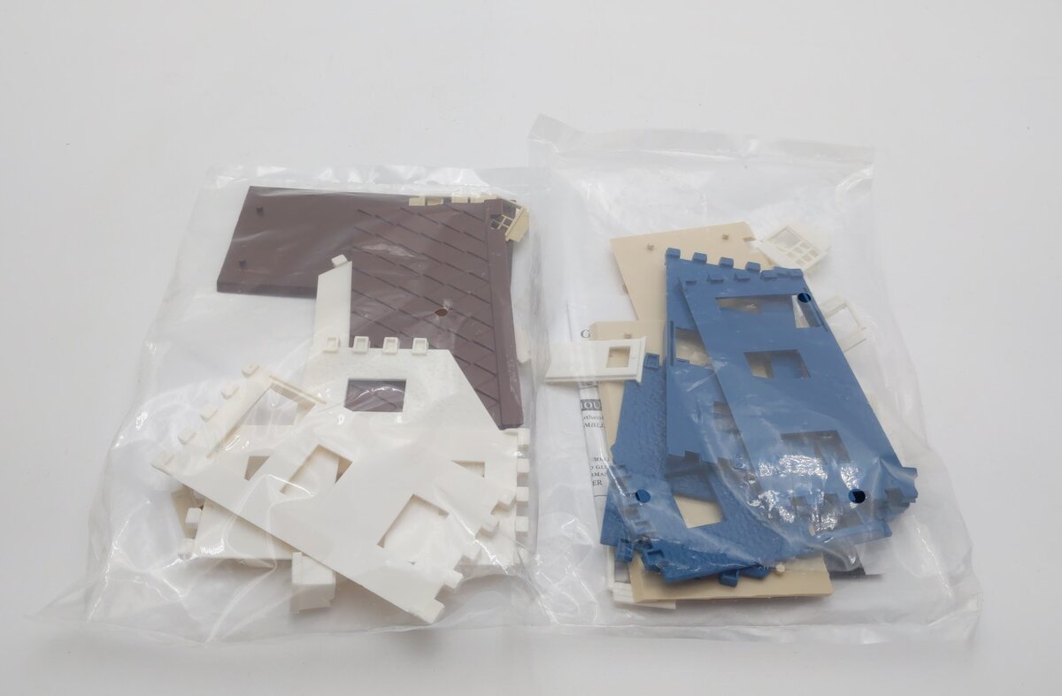 Bachmann 45608 O Plasticville USA Cape Cod House Classic Building Kit (Set of 2)