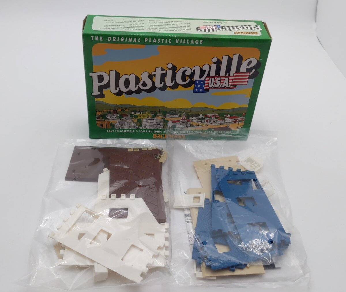 Bachmann 45608 O Plasticville USA Cape Cod House Classic Building Kit (Set of 2)