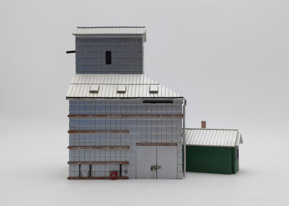 Athearn 95921 HO Small Town Grain Elevator Structures Ready To Roll